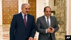 압델 파타 엘시시 이집트 대통령(오른쪽)과 리비아 군벌 칼리파 하프타르 국민군(LNA) 사령관이 지난해 5월 이집트 카이로에서 회동을 가졌다.