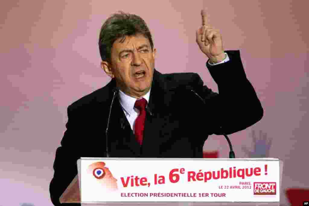 Ông Jean-Luc Melenchon nói với người ủng hộ tại quảng trường Stalingrad ở Paris, ngày 22 tháng 4 năm 2012 (Reuters)