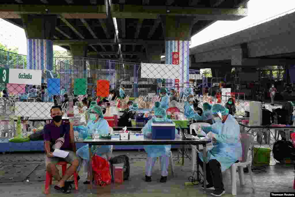 태국 방콕의 와타나 지역에서 신종 코로나바이러스 확진자가 수백명으로 늘어난 뒤 주민들이 중국의 시노백 백신 접종을 받고 있다. 