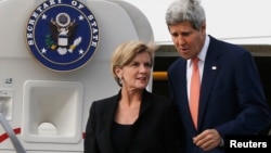 11일 호주 시드니에 도착한 존 케리 미국 국무장관(오른쪽)이 줄리 비숍 호주 외무장관과 함께 전용기에서 내려오고 있다.