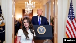 La secretaria del Departamento de Seguridad Nacional de EEUU, Kristi Noem, mientras el presidente Donald Trump pronuncia un discurso, en la Casa Blanca, en Washington, el 29 de enero de 2025.