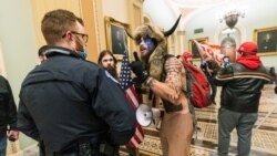 Mbështetësit e ish-Presidentit Trump duke u konfrontuar me oficerët e policisë së Kapitolit brenda mjediseve të Senatit (Uashington, 6 janar 2021)