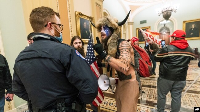 Mbështetësit e ish-Presidentit Trump duke u konfrontuar me oficerët e policisë së Kapitolit brenda mjediseve të Senatit (Uashington, 6 janar 2021)