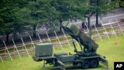 Une unité de missiles PAC-3 Patriot déployée dans l'enceinte du ministère de la Défense à Tokyo.