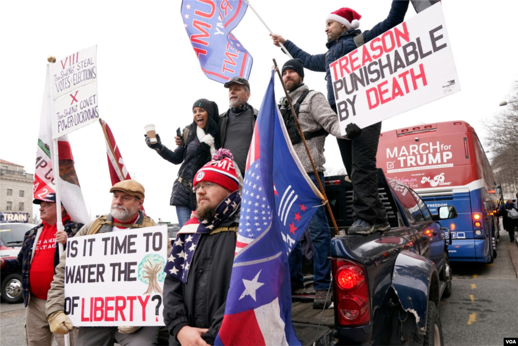 Partidarios de Trump manifiestan su apoyo al presidente en camino a la Casa Blanca.