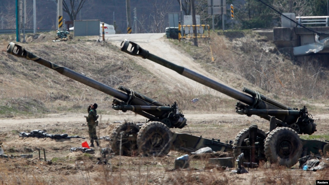 Seorang tentara Korea Selatan berdiri di dekat Howitzers berukuran 155 milimeter saat latihan militer "Foal Eagle" bersama AS di Goseong, Korea Selatan (9/4). AS dan Korea Selatan telah meningkatkan kesiagaan mereka menghadapi kemungkinan uji coba misil Korea Utara.