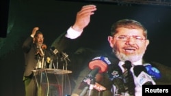 Mohamed Mursi, líder de la Hermandad Musulmana se declaró ganador de la segunda vuelta de las elecciones egipcias.