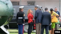 El presidente Obama dialoga con la presidenta del Flamengo, Patricia Amorim, junto a la primera dama, Michelle, durante la visita a la Gavea.