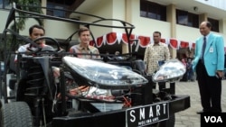 Duta Besar AS Robert O. Blake, Jr, mencoba prototipe mobil listrik buatan UNS Solo (17/3). (VOA/Yudha Satriawan)