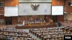 Suasana di Gedung DPR RI ketika Menteri Keuangan Bambang Brodjonegoro memberi tanggapan atas disahkannya RAPBN 2016 Jumat malam 30/10 (VOA/Andylala).