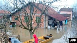 Ljudi iz okoline Loznice koriste čamac u dvorištu svoje kuce, koje je poplavljeno usled izlivanja reke Drine