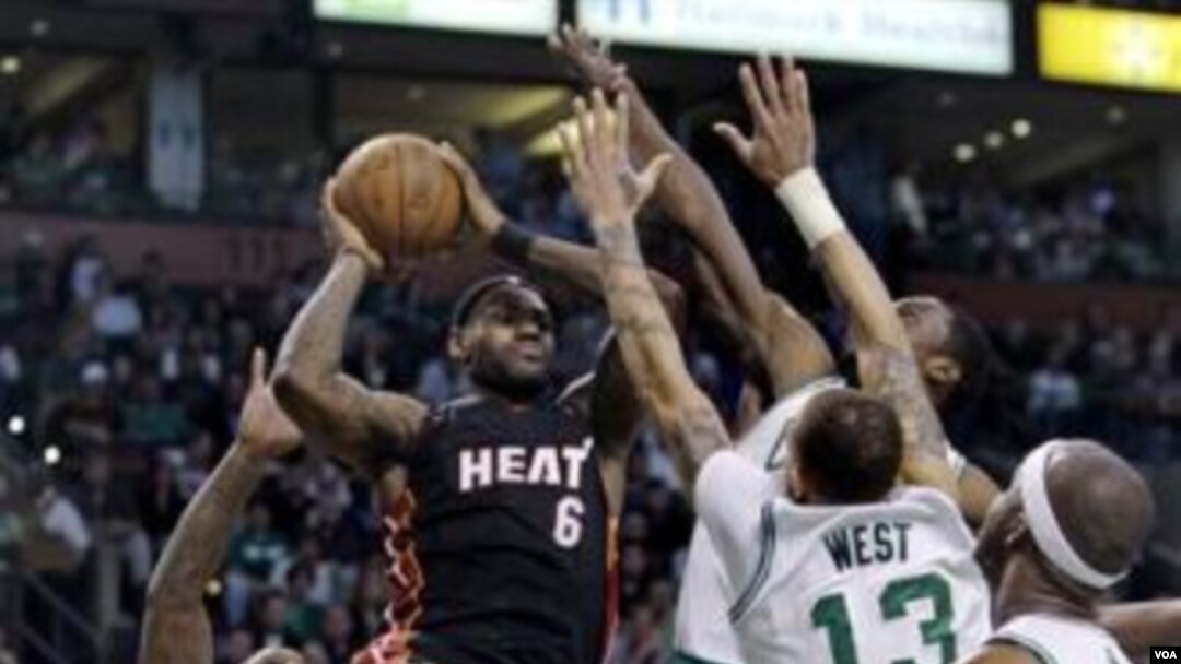 LeBron James (6) dihadang oleh para pemain Boston Celtics ketika berusaha memasukan bola. Heat mengalahkan Celtics 98-90 di babak perpanjangan waktu.