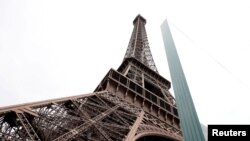 Pagar kaca tampak sedang dibangun di sekitar Menara Eiffel di Paris, Perancis, 14 Juni 2018.