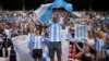 Los fanáticos de Argentina animan antes de un partido de fútbol masculino del Grupo B entre Argentina y Ucrania en los Juegos Olímpicos de Verano de 2024, el martes 30 de julio de 2024, en Decines, Francia.