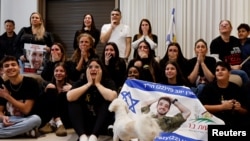 Amigos y partidarios reaccionan ante la liberación de Sagui Dekel-Chen, quien fue sacado del Kibbutz Nir Oz y retenido en Gaza desde el mortal ataque del 7 de octubre de 2023, como parte de un acuerdo de alto el fuego en Gaza entre Hamás e Israel, en Givot-Bar, Israel, el 15 de febrero de 2025. REUTERS/Amir Cohen IMÁGENES TPX DEL DÍA