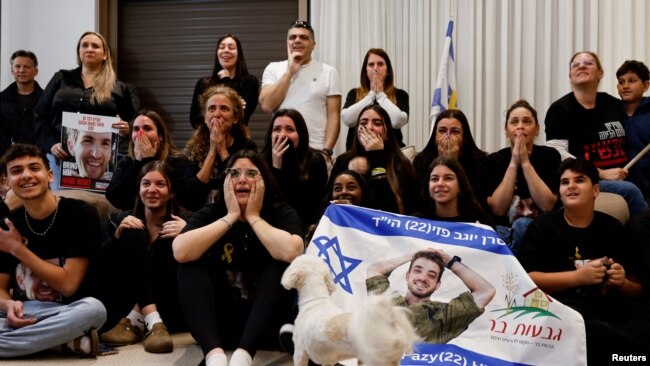 Amigos y partidarios reaccionan ante la liberación de Sagui Dekel-Chen, quien fue sacado del Kibbutz Nir Oz y retenido en Gaza desde el mortal ataque del 7 de octubre de 2023, como parte de un acuerdo de alto el fuego en Gaza entre Hamás e Israel, en Givot-Bar, Israel, el 15 de febrero de 2025. REUTERS/Amir Cohen IMÁGENES TPX DEL DÍA