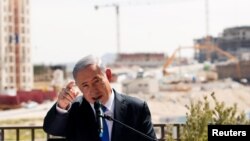Le Premier ministre israélien Benjamin Netanyahu donne un discours devant une nouvelle construction dans la colonie israélienne Har Homa, appelée Jabal Abu Ghneim par les Palestiniens, le 16 mars 2015.