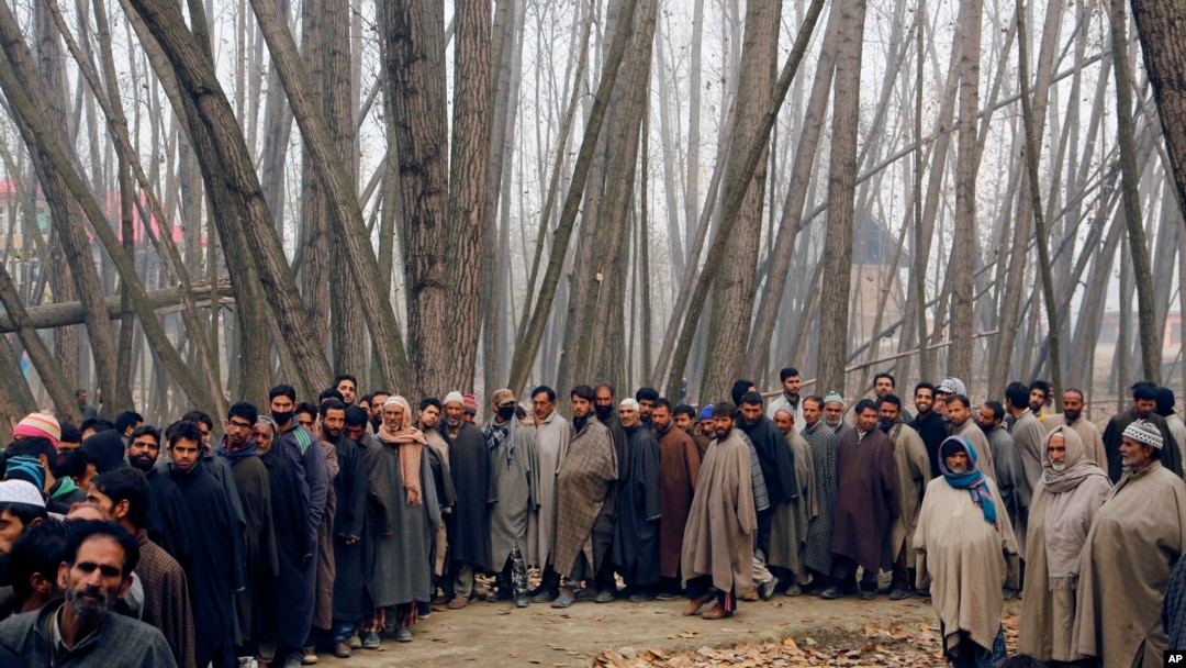 Warga Kashmir antri di sebuah TPS di Shadipora, pinggiran Srinagar, ibukota Kashmir-India (25/11).