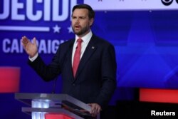 El candidato republicano a la vicepresidencia, el senador por Ohio, JD Vance, habla durante un debate vicepresidencial organizado por CBS en Nueva York, EEUU, el 1 de octubre de 2024.