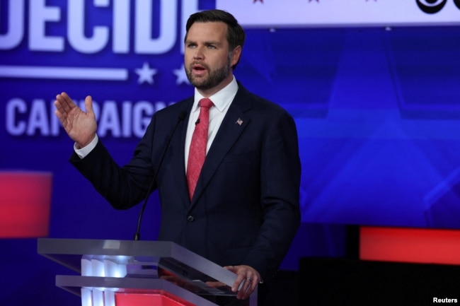 El candidato republicano a la vicepresidencia, el senador por Ohio, JD Vance, habla durante un debate vicepresidencial organizado por CBS en Nueva York, EEUU, el 1 de octubre de 2024.