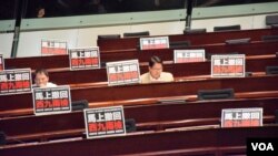 香港民主派立法會議員反對政府西九一地兩檢議案 (美國之音湯惠芸拍攝)