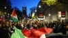 Demonstran mengibarkan bendera Palestina dalam aksi solidaritas terhadap Palestina di London pada 25 November 2023. (Foto: AFP/Henry Nicholls)