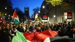 Demonstran mengibarkan bendera Palestina dalam aksi solidaritas terhadap Palestina di London pada 25 November 2023. (Foto: AFP/Henry Nicholls)