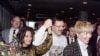 ARCHIVO - El ex rehén estadounidense Terry Anderson y su prometida Madeleine Bassil llegan al aeropuerto John F. Kennedy de Nueva York el 10 de diciembre de 1991.