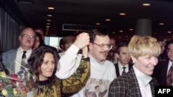 ARCHIVO - El ex rehén estadounidense Terry Anderson y su prometida Madeleine Bassil llegan al aeropuerto John F. Kennedy de Nueva York el 10 de diciembre de 1991.
