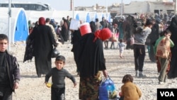 The dangers of ongoing battles and IS brutality drove many people from their homes. But more often than not, families say they finally fled because they ran out of food and money, in Hammem Aleel, Iraq, Feb. 28, 2017. (H. Murdock/VOA)