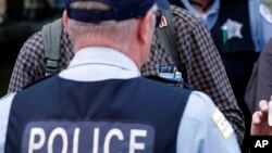La policía busca a Jiménez por el homicidio premeditado de Estrella Carrera.