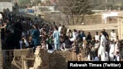 Mob attacking the Ahmadiyya Mosque in Chakwal.