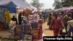 Marché de Noël de Bangui, en Centrafrique, le 24 décembre 2018. (VOA/Freeman Sipila)