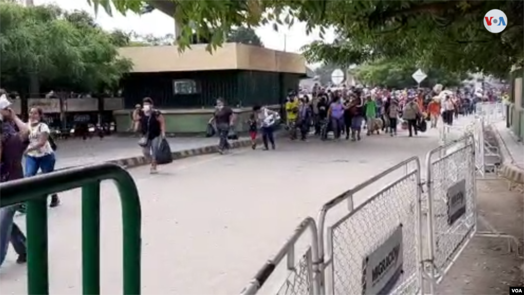 Cerca de las 3 p.m. hora local, un grupo de personas tumbaron las vallas y pasaron a Venezuela, pero en pocos minutos las autoridades colombianas controlaron la situación.&nbsp;(Foto: Hugo Echeverry)