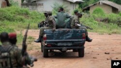 Des militaires ivoiriens patrouillent dans le village de Keibly, en Côte d'ivoire, 31 mai 2011.