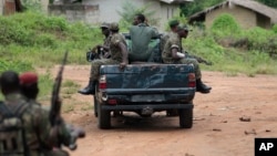 Des militaires ivoiriens patrouillent dans le village de Keibly, en Côte d'ivoire, 31 mai 2011.