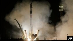 Roket Soyuz-FG bersiap lepasa landas, membawa kapsul Soyuz TMA-08M dan tiga astronot menuju Stasiun Antariksa Internasional (ISS) dari kosmodrom Baikonur di Kazakhstan (29/3). Kapsul Soyuz dan 3 astronot telah merapat ke ISS, enam jam pasca lepas landas.