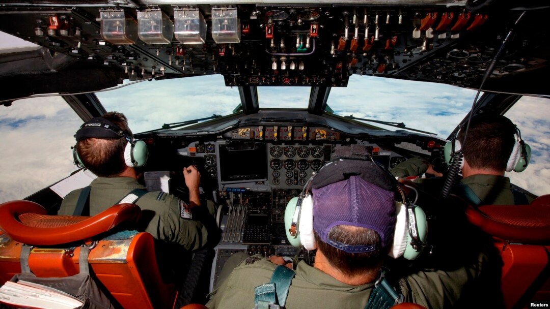 Para pilot pesawat Angkatan Udara Australia AP-3C Orion saat melakukan pencarian pesawat Malaysian Airlines penerbangan MH370 di atas Samudera Hindia (24/3).