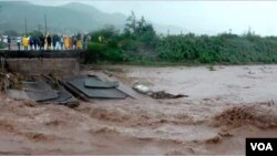 Un puente destruido por el huracán Matthew en Croix-des-Missions, cerca de Puerto Príncipe, Haití. Foto: Florence Lisné, VOA.