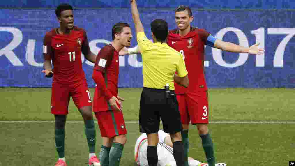 Nelson Semedo, du Portugal, écope d'un carton rouge lors du match contre le Mexique, au Stade Spartak de Moscou, le 2 juillet 2017.