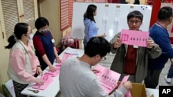 资料照片：2024年1月13日台湾总统大选日，新北市投票站工作人员正在计票。