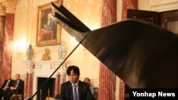 지난 2008년 미국 워싱턴 국무부에서 연주한 피아니스트 김철웅.