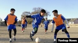 지난해 10월 북한 평안북도 선천군청소년체육학교에서 유소년들이 축구 훈련을 하고 있다. (자료사진)