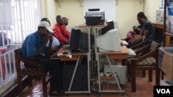 Locals surf the web at an Internet cafe in Kinshasa, Democratic Republic of Congo. - VOA/ Nick Long