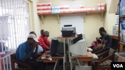 Des Congolais surfent le Net dans un cyber café à Kinshasa, République démocratique du Congo. - VOA/ Nick Long