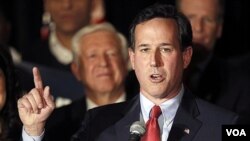 Mantan Senator Pennsylvania, Rick Santorum memberikan pidato di depan pendukungnya di St. Charles, Missouri (8/2).