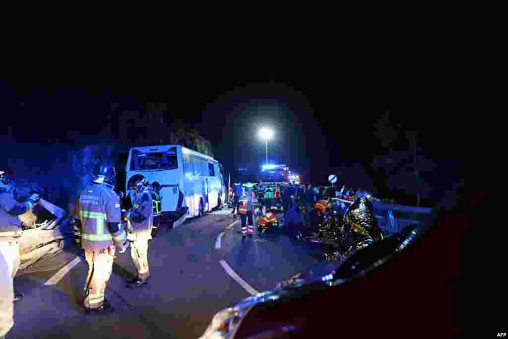 En imágenes enviadas por las autoridades, el bus parece haber cruzado la carretera para estrellarse contra el acantilado del lado del conductor. Las causas del accidente aun son materia de investigación.