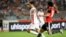 L'attaquant tunisien Youssef Msakni contre l'attaquant égyptien Mohamed Salah lors de son match de qualification pour la Coupe d'Afrique des Nations CAN 2019 à Rades, le 11 juin 2017.