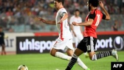 Le Tunisien Youssef Msakni contre l'Egyptien Mohamed Salah lors du match de qualification pour la CAN 2019 à Rades, le 11 juin 2017.