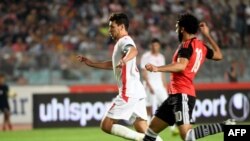 Youssef Msakni contre l'attaquant Mohamed Salah lors du match de qualification pour la CAN 2019, Tunisie le 11 juin 2017